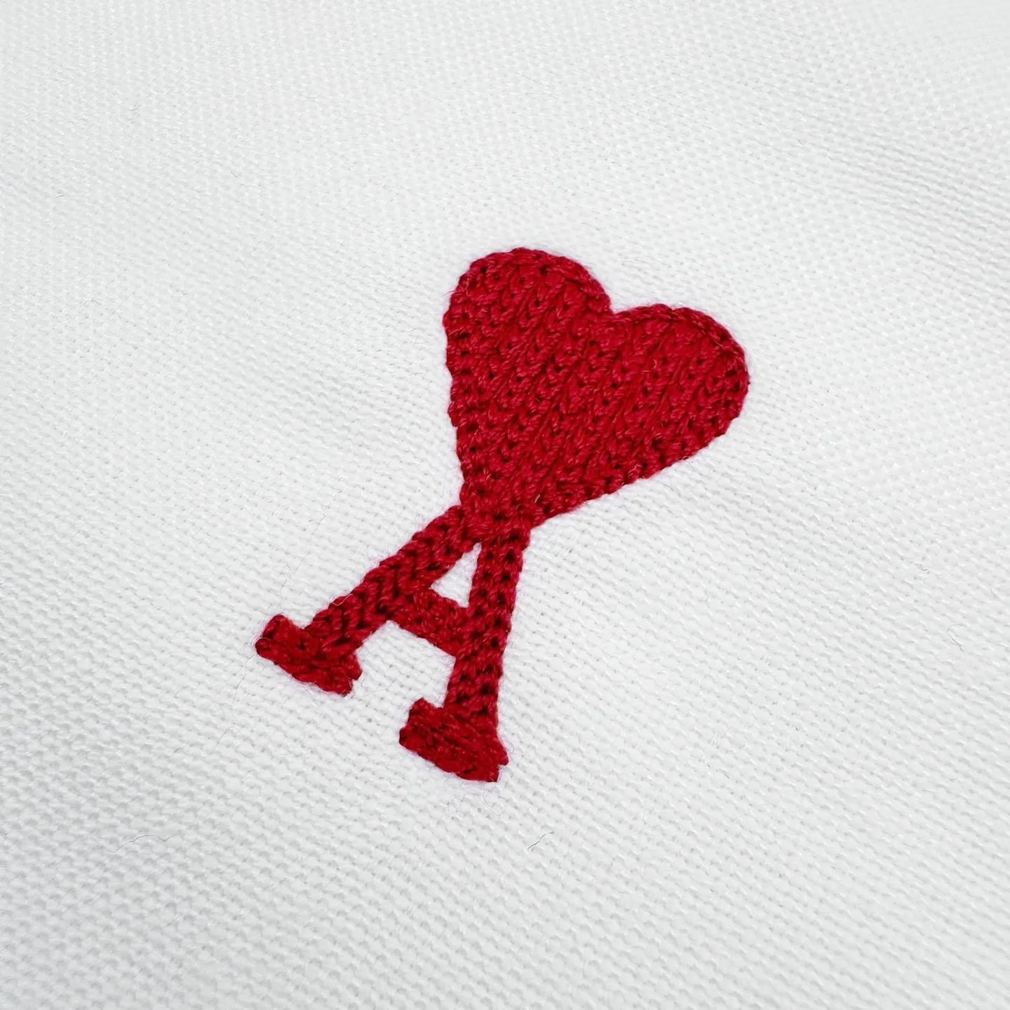 Ami Paris love embroidered short-sleeved shirt (White) was originally purchased for 2,500 and developed. The fabric is made of custom-made luxury Oxford cloth. It has excellent texture and is comfortable and close to the skin. It is pure white and interprets the ultimate elegance. A bright red love heart jumps out on the chest and is embellished like a work of art. It is casual yet exquisite. It is the ultimate simplification of color and conveys the love and persistence of life. The minimalist shape contains the soul of fashion and adopts imported machine embroidery technology. Using advanced computer control systems and precision mechanical components, Ami's love embroidery work is realized with high precision. The lines are smooth and delicate, and the fabrics have been washed. It has a better hand feel and texture, is not easy to deform, is not easy to shrink, is not easy to fade, and maintains long-term beauty. Size:S-M-L-XL